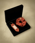 Charger l'image dans la visionneuse de la galerie, Coffret scrunchie en cuir et porte-clés/ porte-cartes assorti
