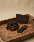 Charger l'image dans la visionneuse de la galerie, Coffret scrunchie en cuir et porte-clés/ porte-cartes assorti
